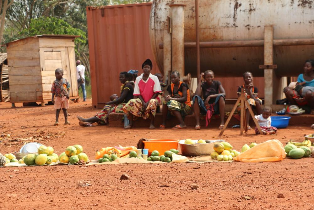 Fruit selling at an Internally Displaced Persons (IDP) camp in Bria. Photo credit: Phyza Jameel/ETC
